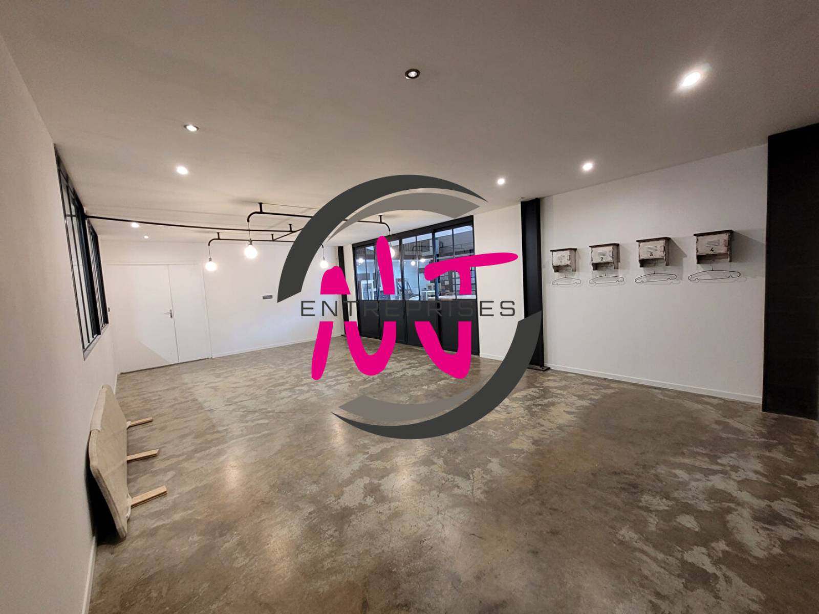 Local professionnel 40 m² - Idéal bureaux ou artisanat d'art -Saint-Léger-de-Linières