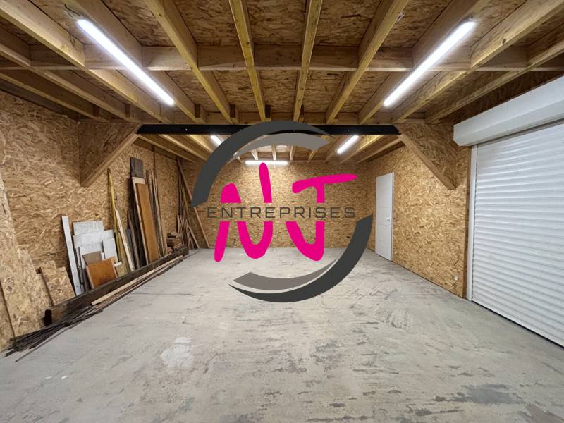 Local professionnel avec porte sectionnelle à louer à Feneu